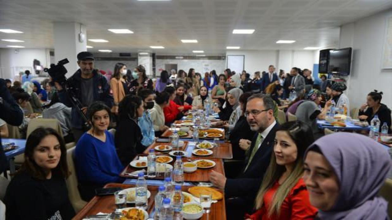 Bakan Kasapoğlu Tunceli’de öğrencilerle iftar yaptı