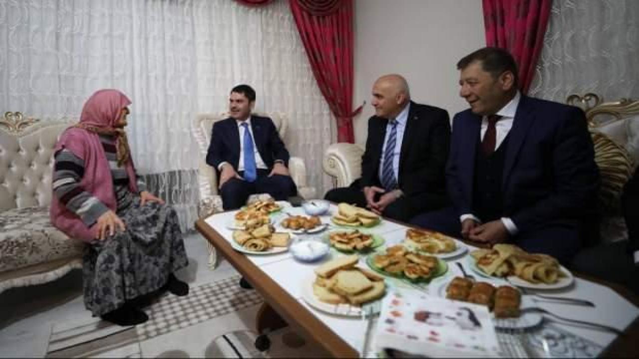 Bakan Kurum, 3 evladını şehit veren anneyi ziyaret etti