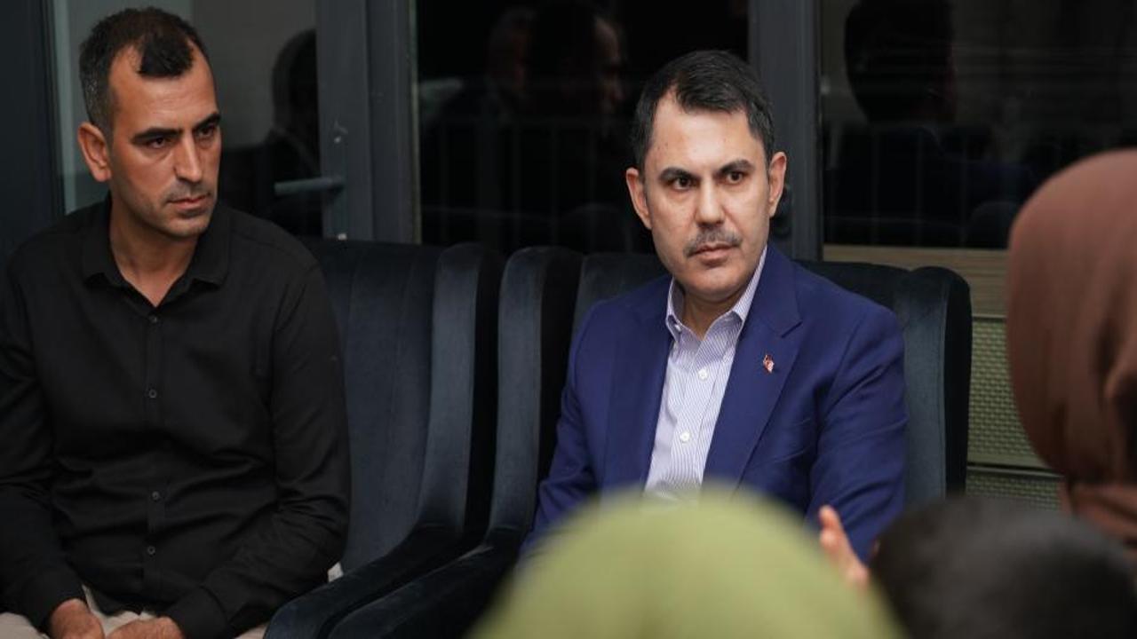 Bakan Kurum Hatay’da depremzede ailenin yeni evine misafir oldu