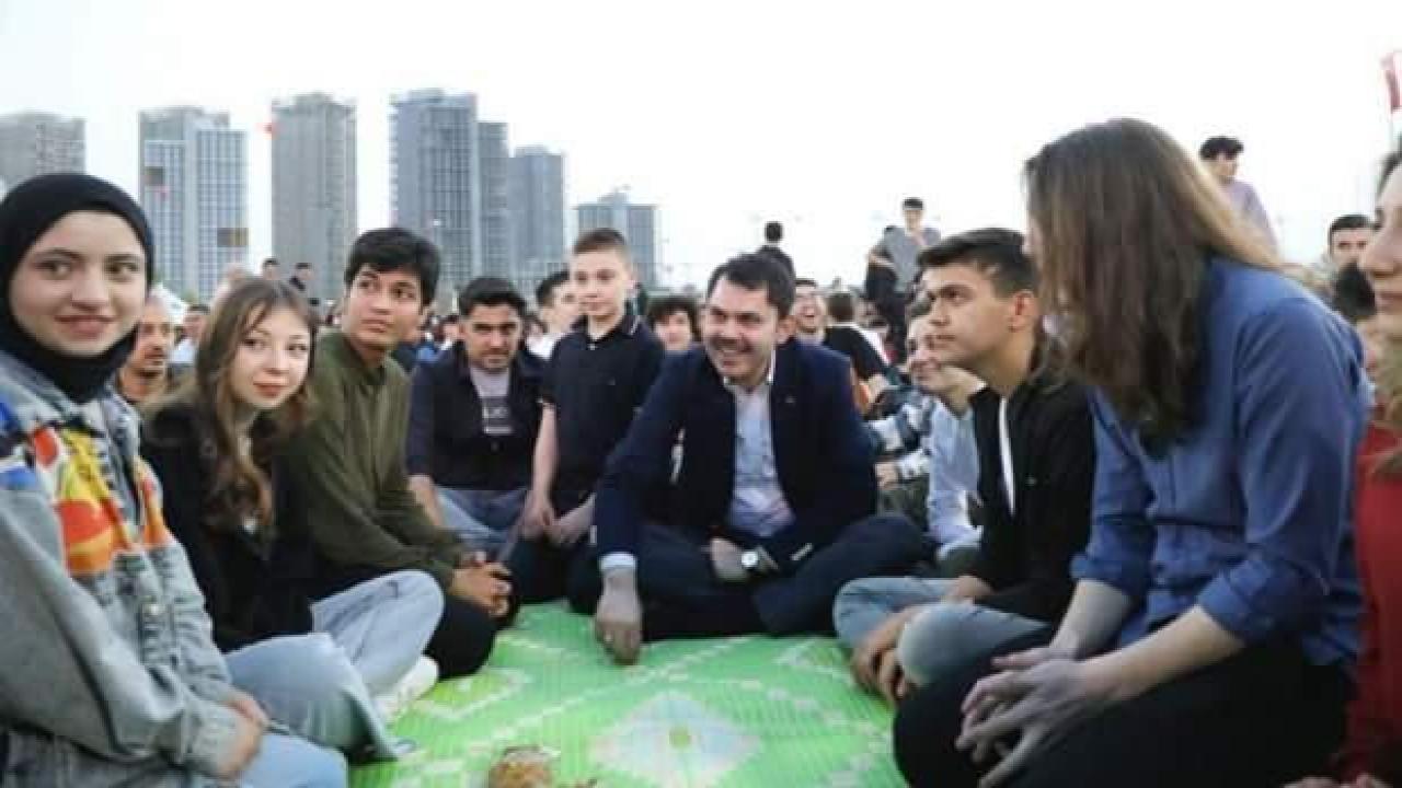 Bakan Kurum, ilk defa oy kullanacak 5 bin gençle iftarda buluştu