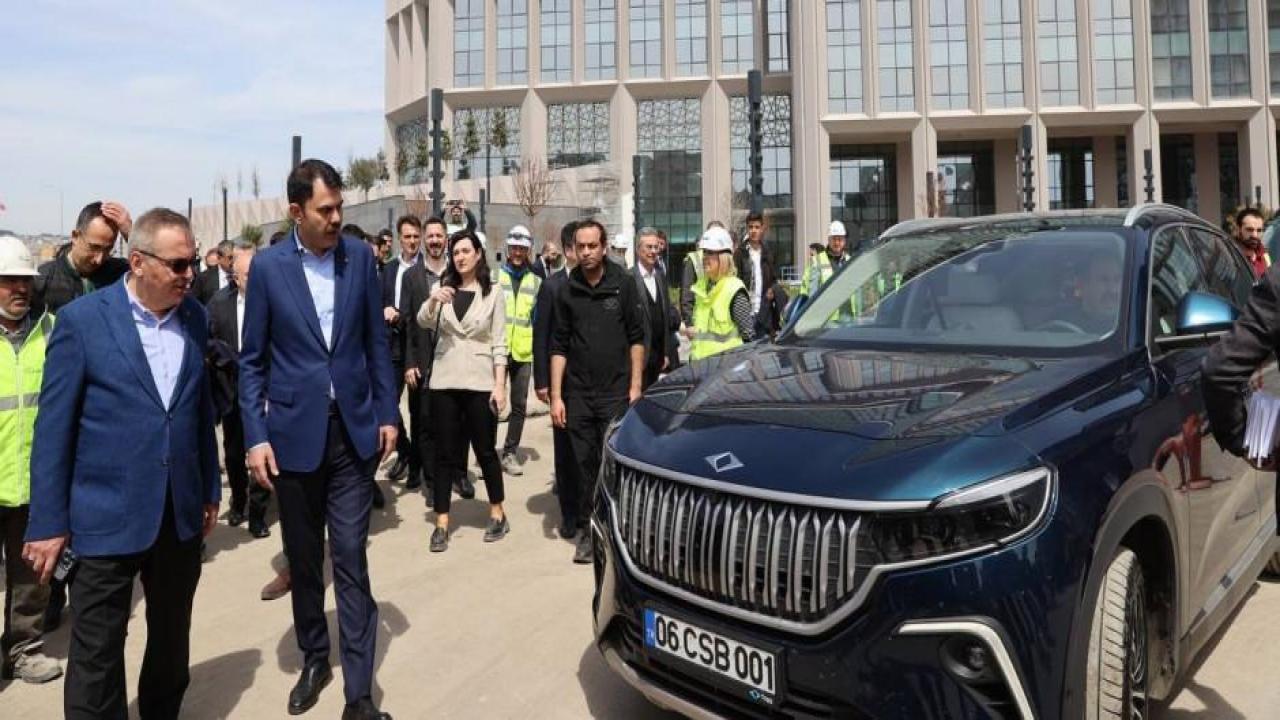 Bakan Kurum, yerli otomobil Togg'un şoför koltuğuna geçti
