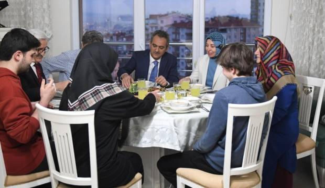 Bakan Özer ve eşi, iftarda öğretmen çifte konuk oldu