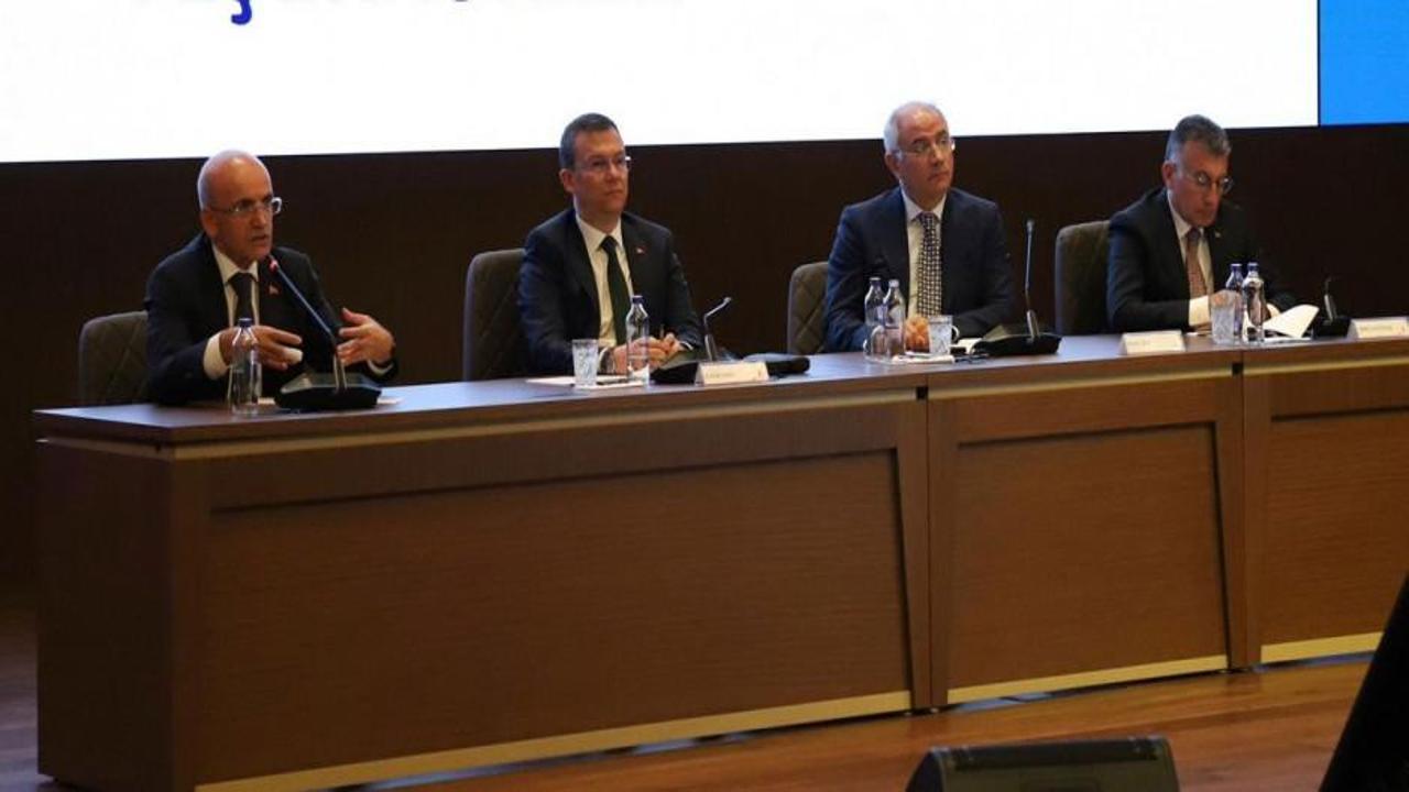 Bakan Şimşek'ten AK Parti Genel Merkezi'nde sunum