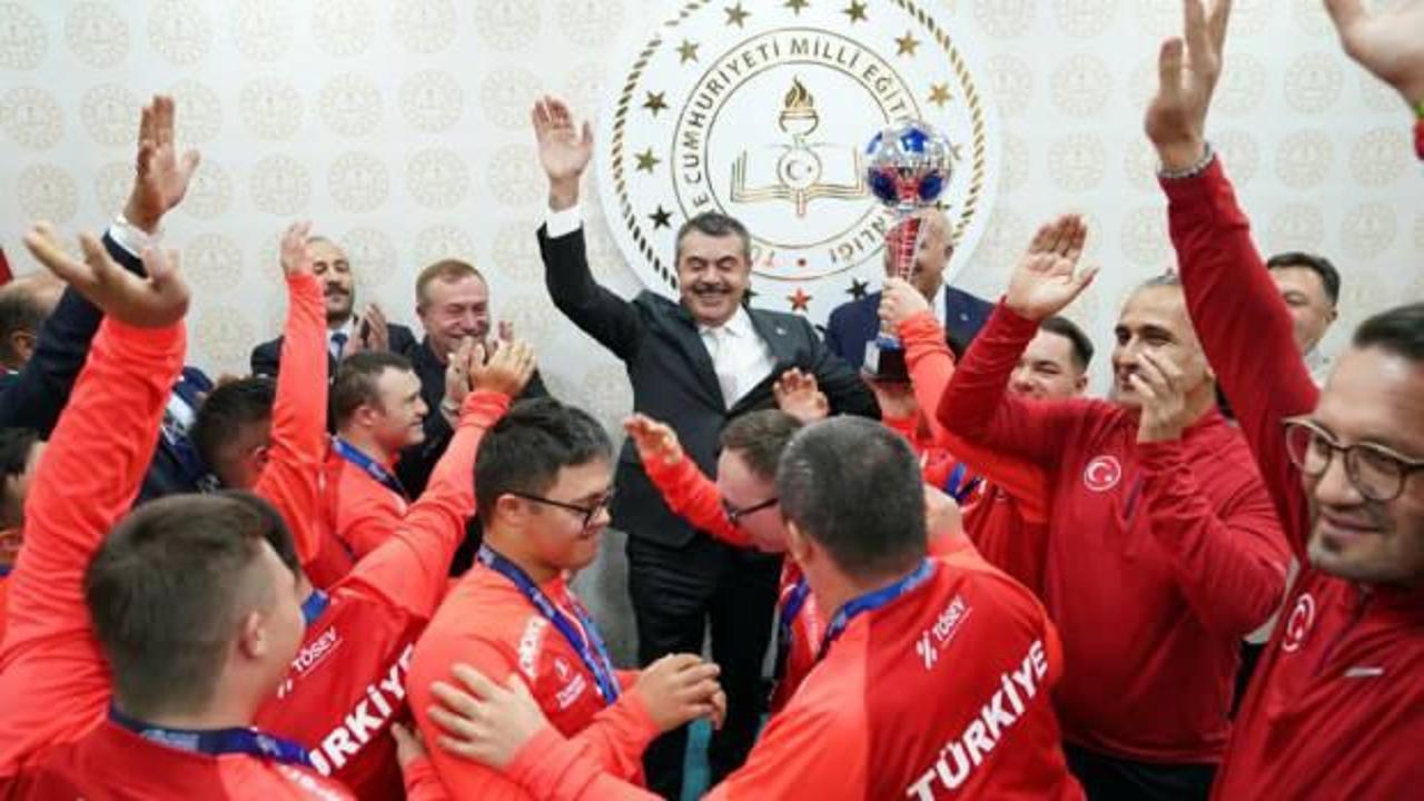 Bakan Tekin, Down Sendromlu Özel Futsal Milli Takımı ile buluştu