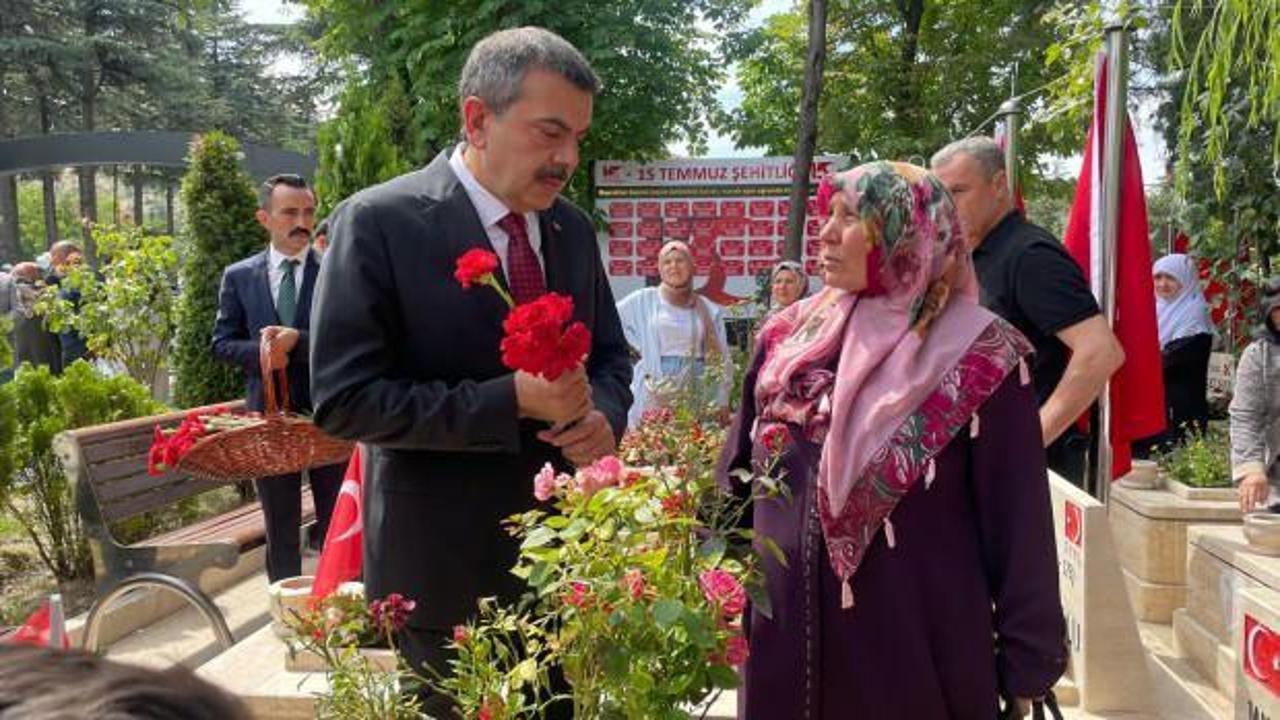 Bakan Tekin'den 15 Temmuz Şehitliği'ne ziyaret
