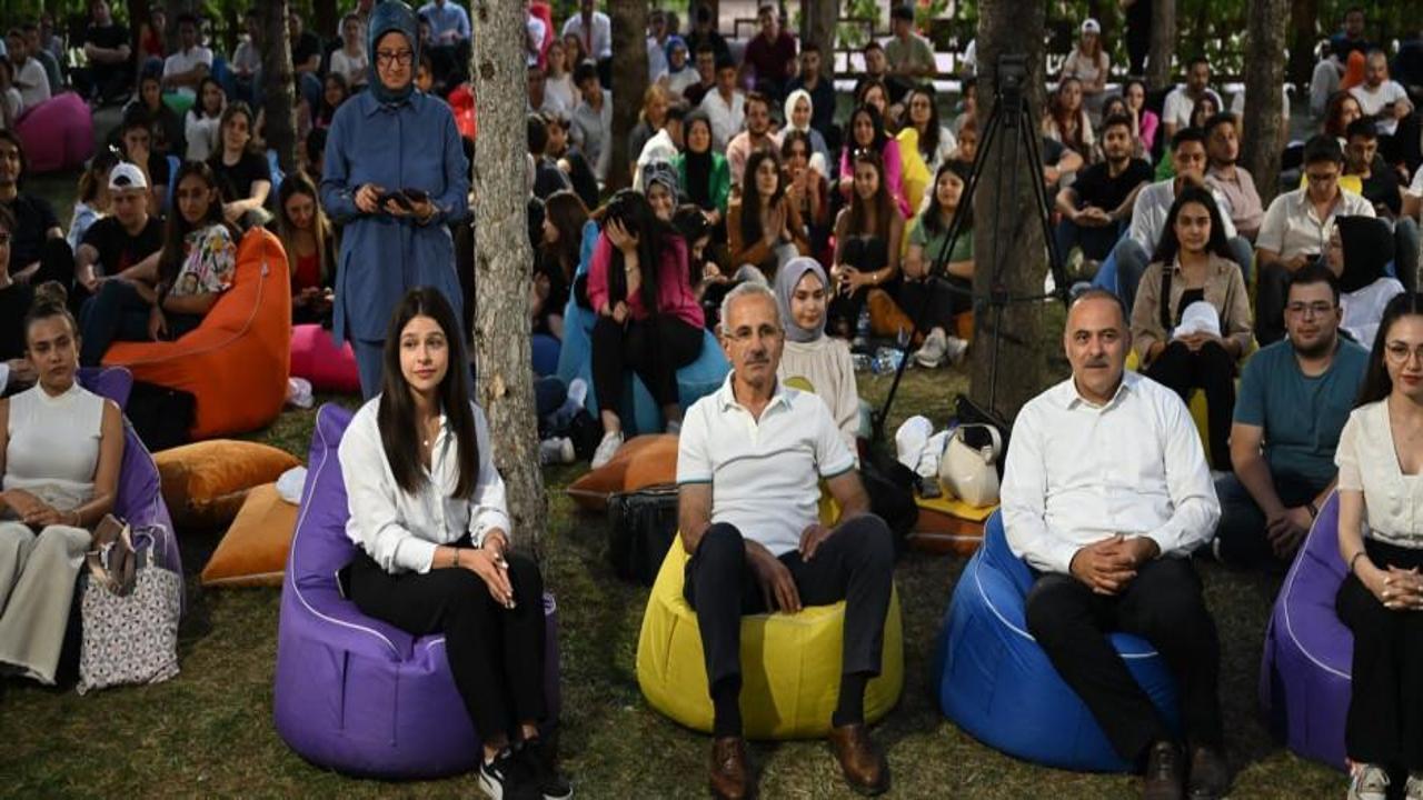 Bakan Uraloğlu'ndan gençlere mesaj: Mutlaka bir yabancı dil öğrenin