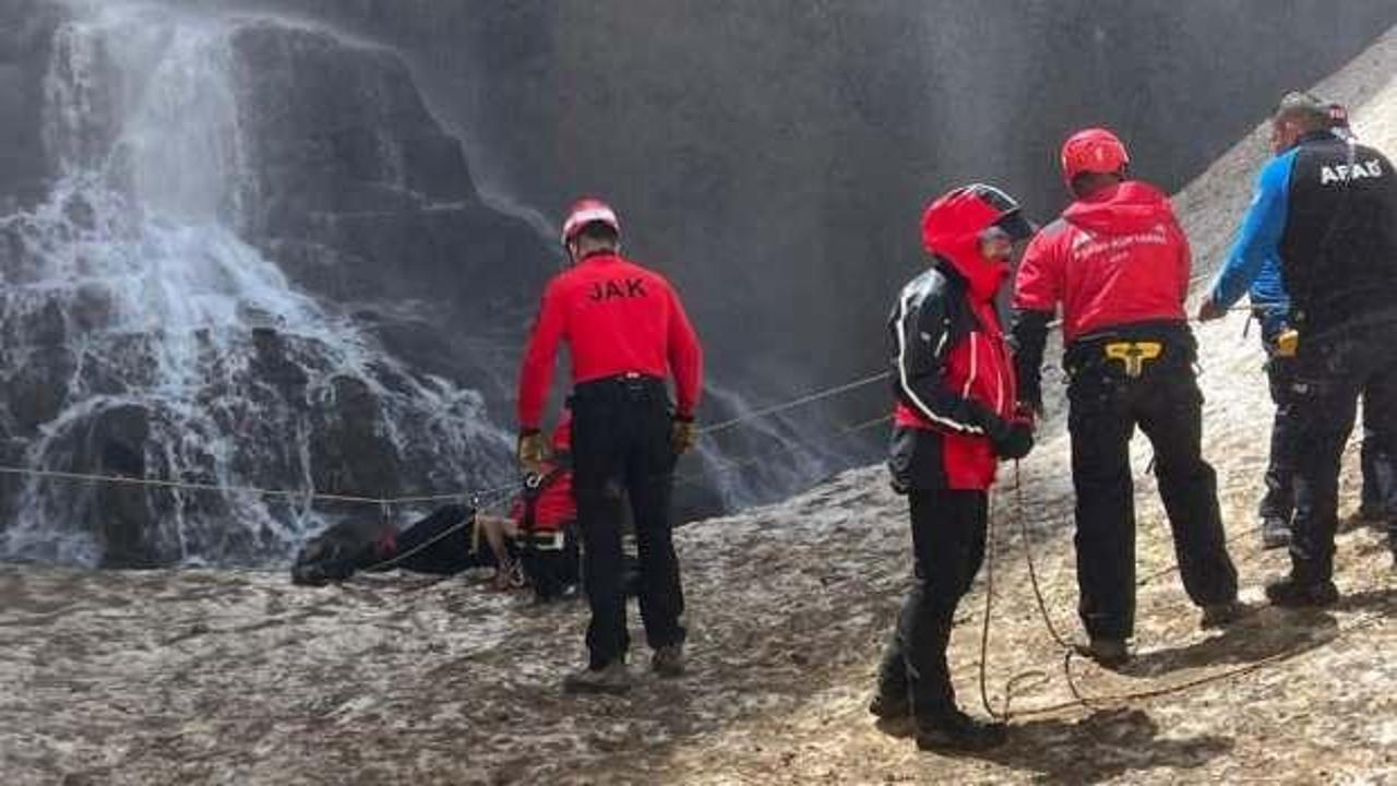 Bakan Yerlikaya, Hakkari'de doğa sporu yapan 4 kişiden 2'sinin öldüğünü açıkladı