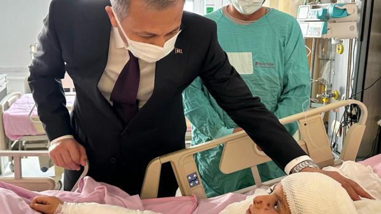 Bakan Yerlikaya köpeklerin parçaladığı Tunahan'ı ziyaret etti
