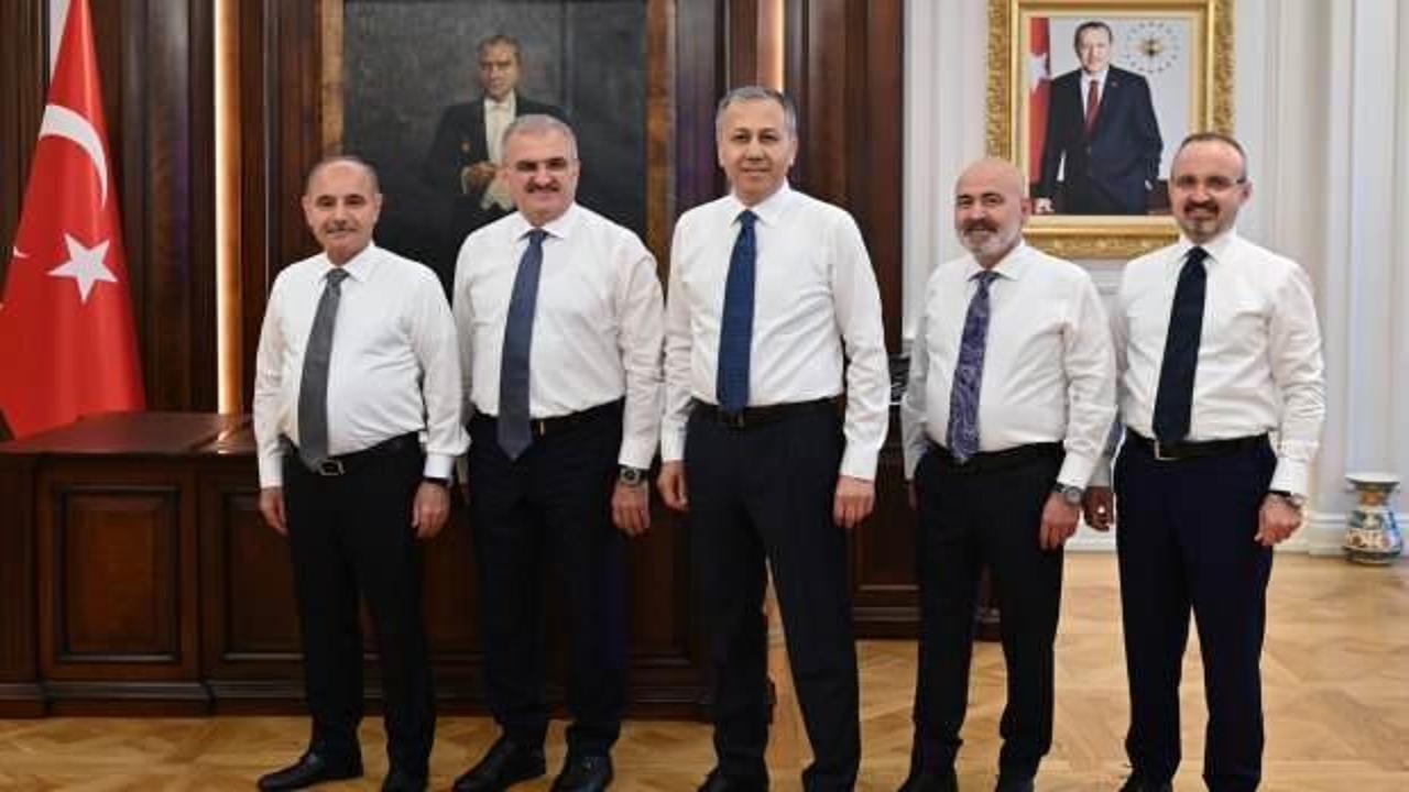 Bakan Yerlikaya, yeni yardımcılarıyla fotoğrafını paylaştı