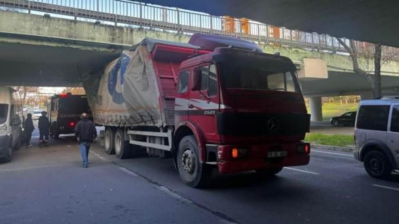 Bakırköy’de alt geçitten geçmeye çalışan kamyon sıkıştı