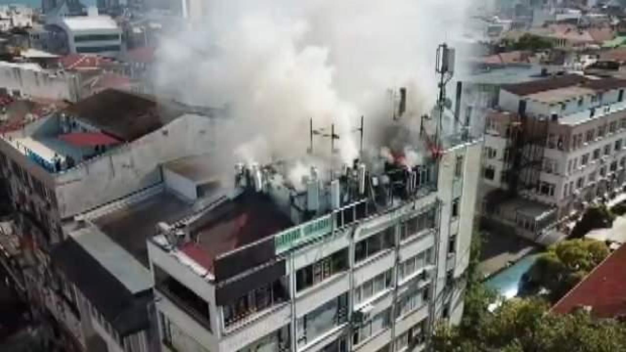 Bakırköy'de iş hanının çatısında yangın