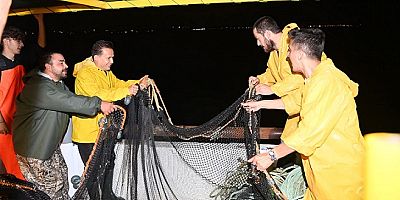 BALIKÇILIK SEZONU AÇILDI, TUZLA’DA İLK AĞI BAŞKAN YAZICI ATTI