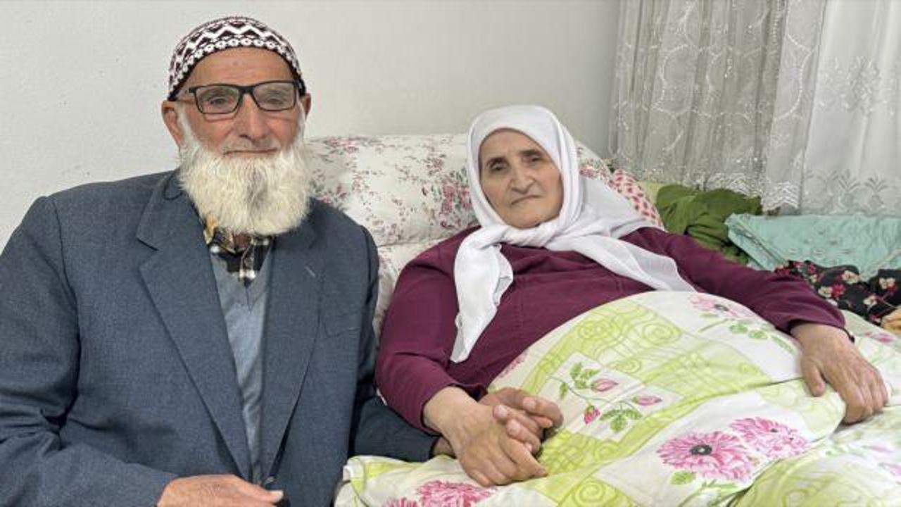 Balkonun çökmesi sonucu felç kalan eşine 43 yıldır özenle bakıyor