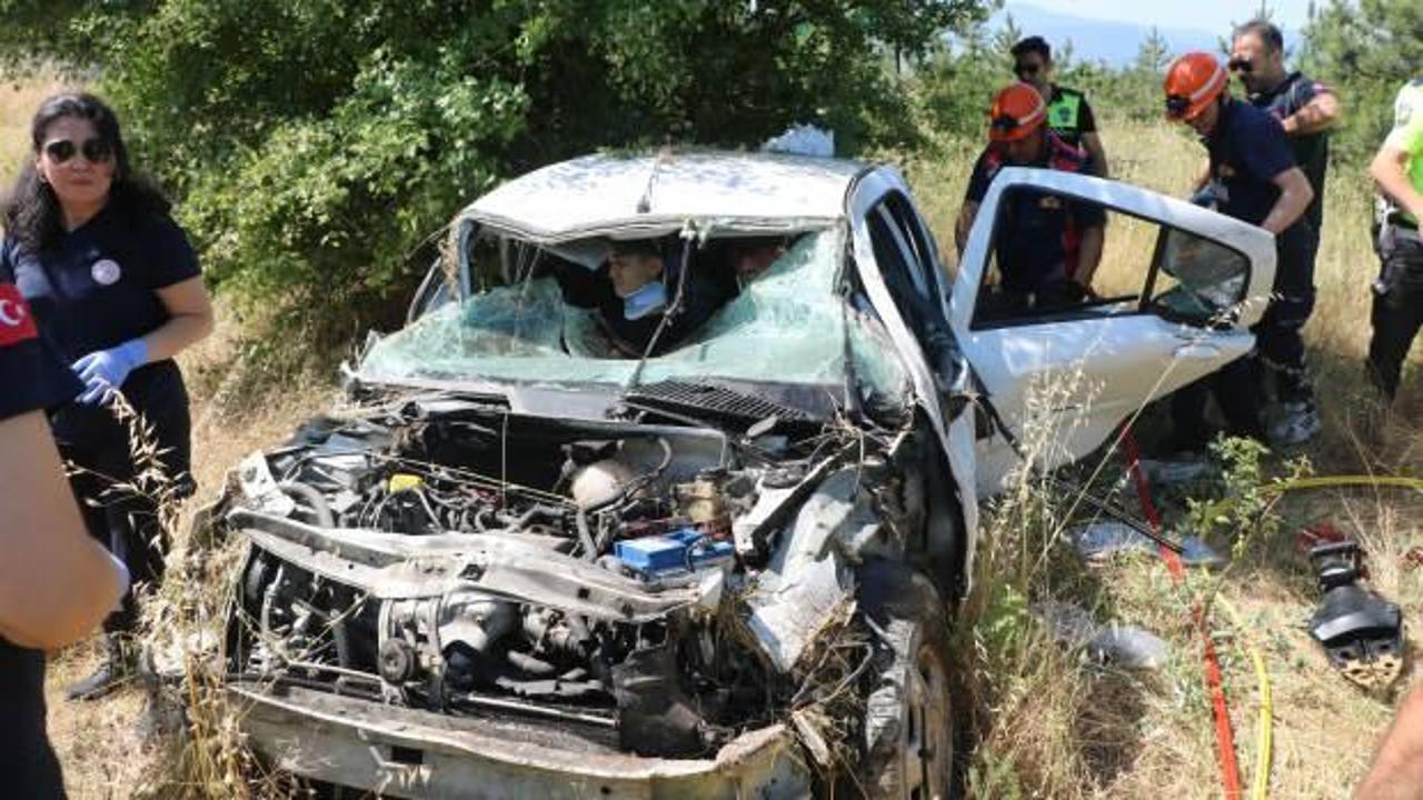 Bariyere çarpan otomobilde sıkışan 5 kişi, ekipler tarafından kurtarıldı