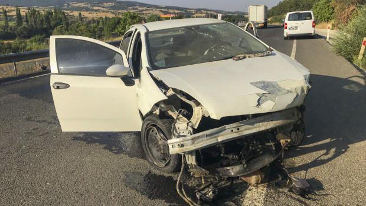 Bariyerlere çarpan otomobildeki 2 kişi hayatını kaybetti