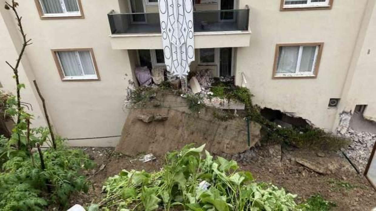 Bartın'da istinat duvarı çöktü: 3 bina boşaltıldı