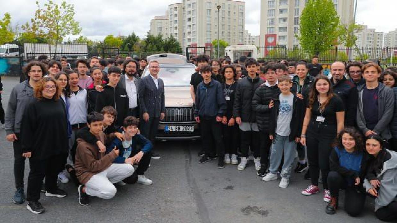 Başakşehir Belediye Başkanı Yasin Kartoğlu, TOGG ile öğrencileri evlerine bıraktı