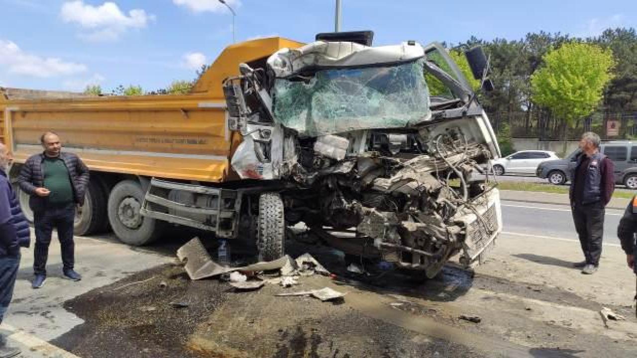 Başakşehir'de 2 hafriyat kamyonu çarpıştı