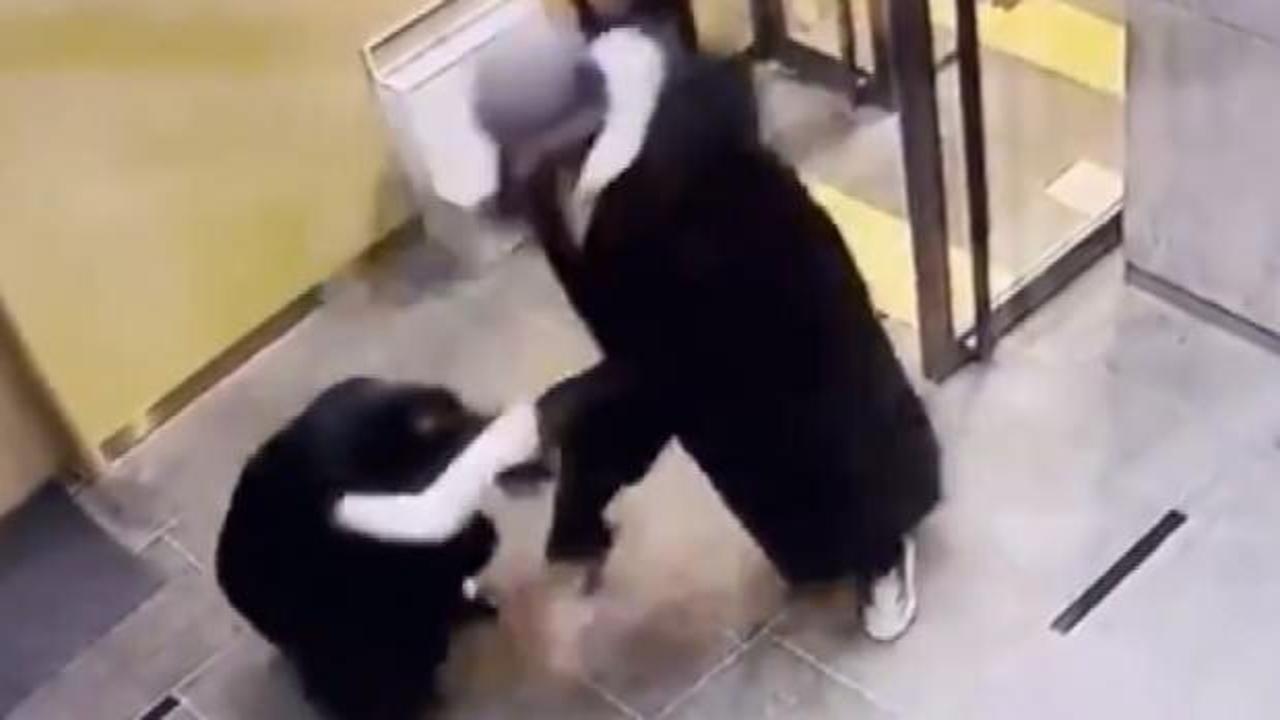 Başına taşla onlarca kez vurdu: Güney Kore'deki olayın görüntüleri ortaya çıktı
