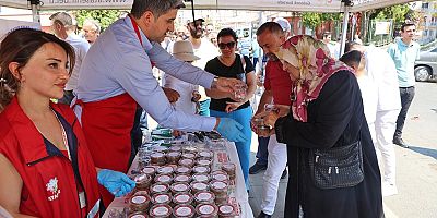 BAŞKAN ADIGÜZEL AŞURE DAĞITTI