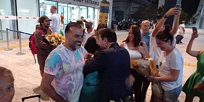 BAŞKAN ARAS BAŞARILI GENÇ YELKENCİLERİ KARŞILADI