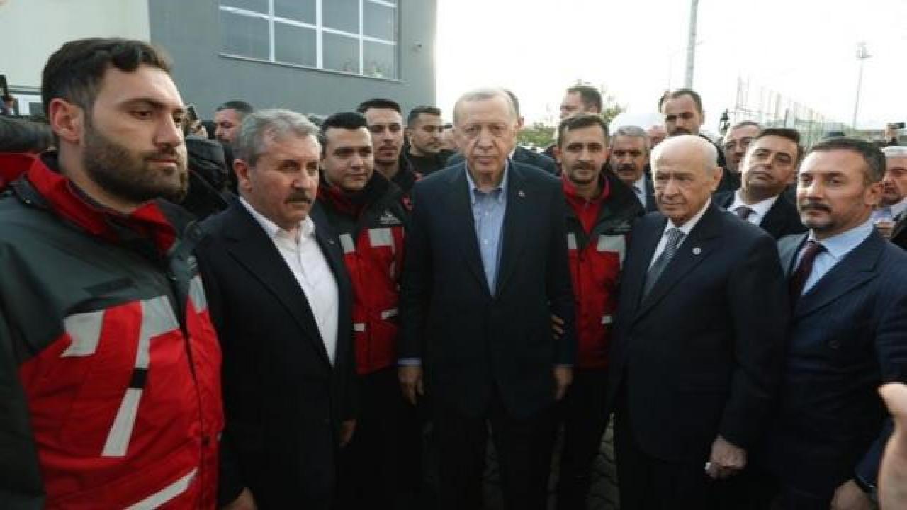 Başkan Erdoğan, deprem bölgesinde Alperen Ocakları Arama Kurtarma ekibi ile görüştü