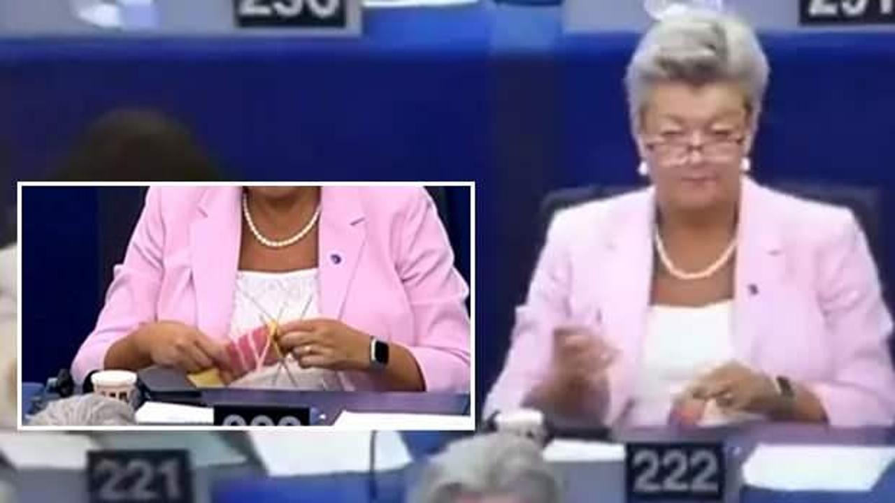 Başkan konuşurken AB Komisyonu üyesi örgü ördü