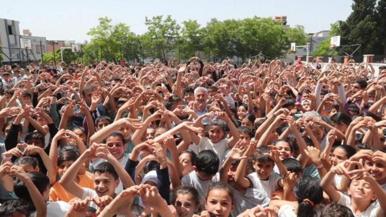 Başkan Tahmazoğlu'ndan öğrencilere 120 bin tişört