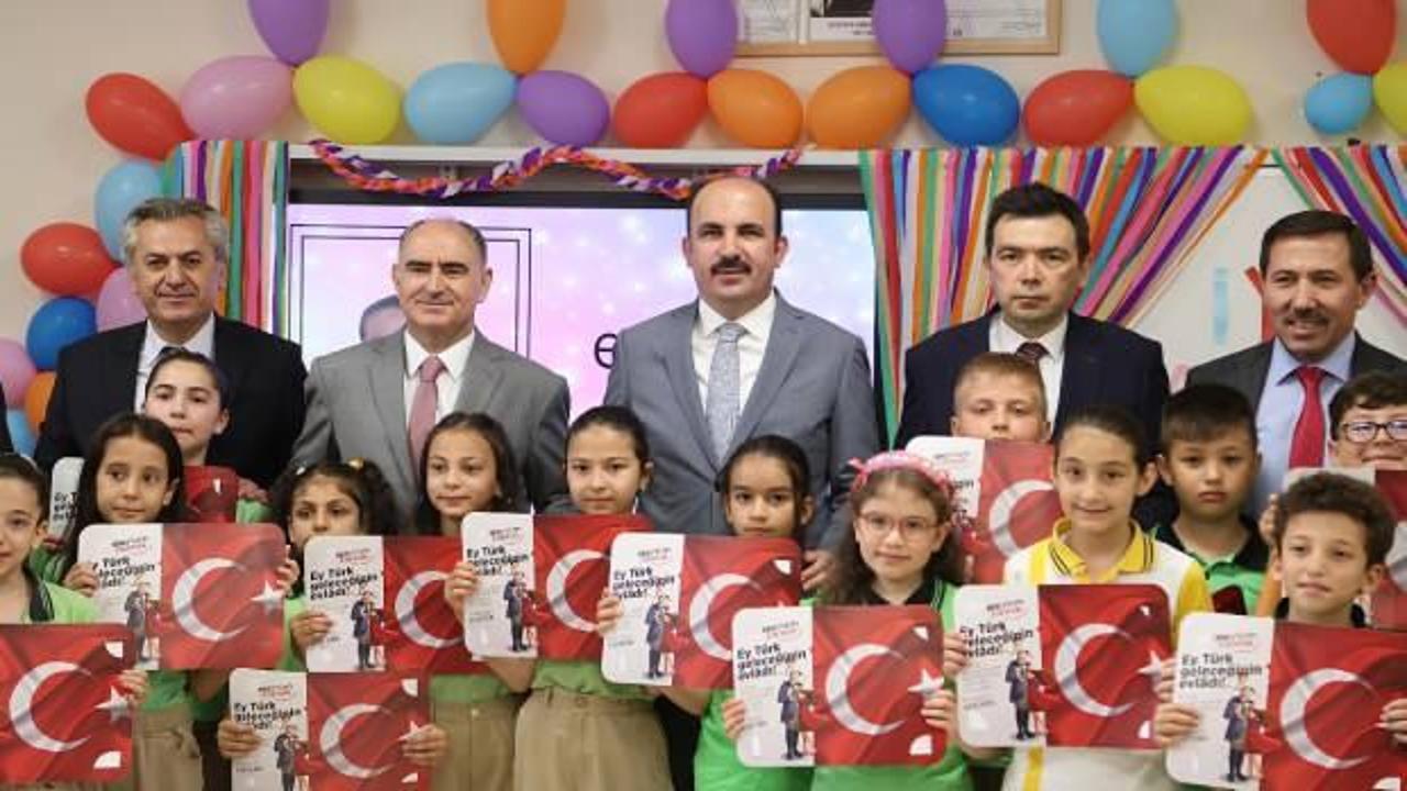 Başkan Uğur İbrahim Altay öğrencilerin karne heyecanına ortak oldu