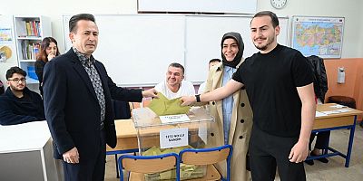 Başkan Yazıcı ve Ailesi Birlikte Oy Kullandı