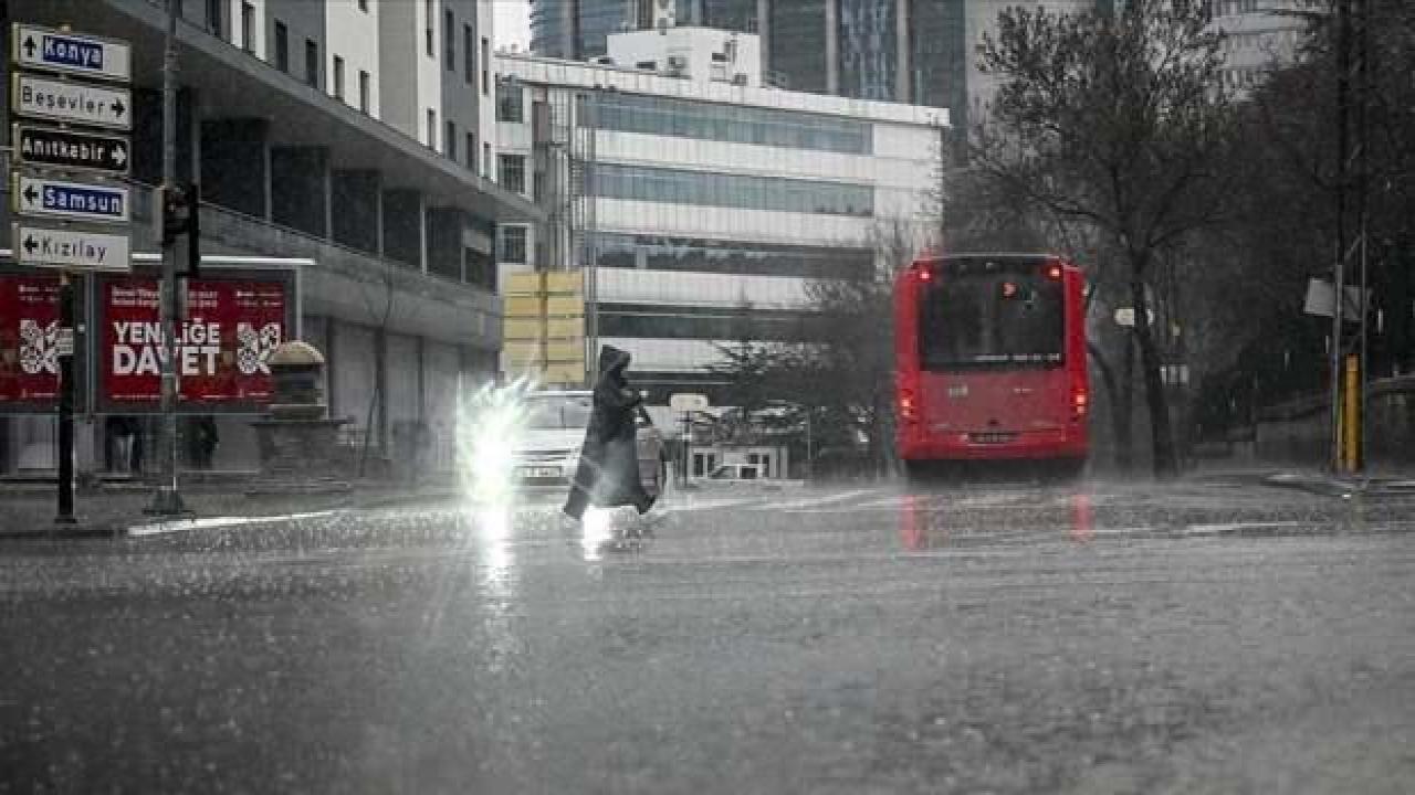 Başkentte kuvvetli sağanak etkili oldu
