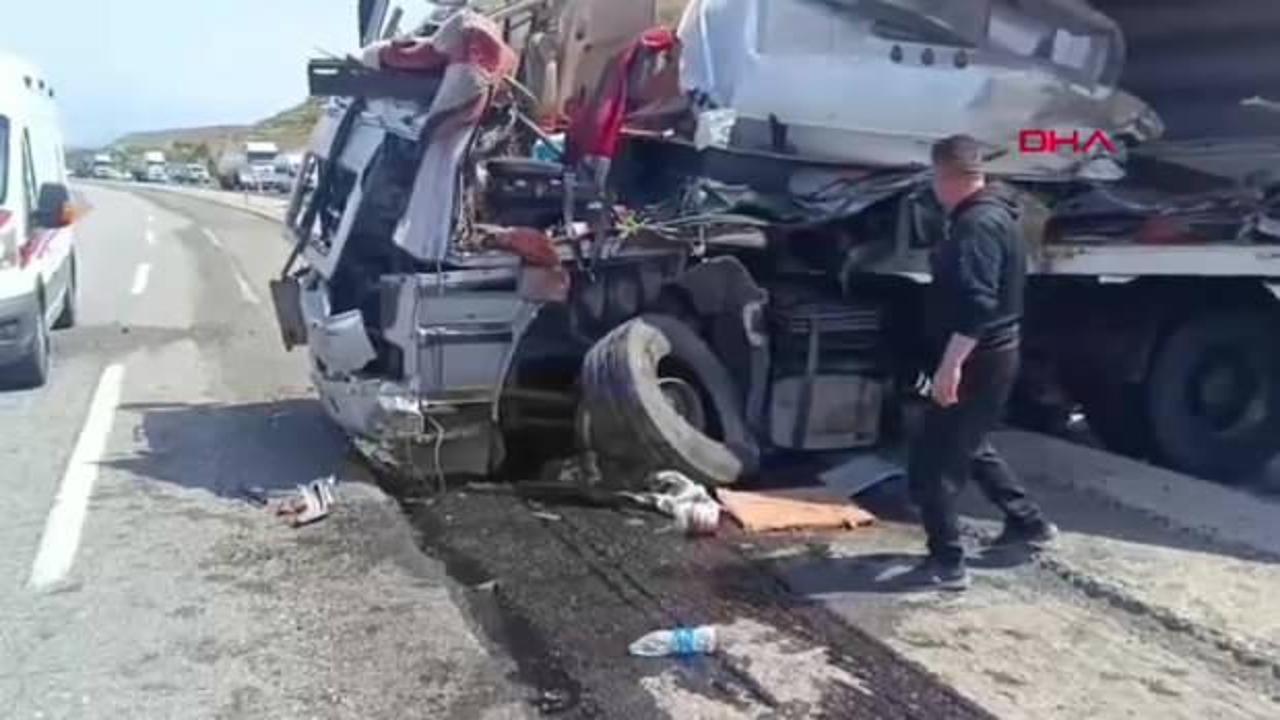 Batman'da feci kaza! İki TIR kafa kafaya çarpıştı, ölü ve yaralı var