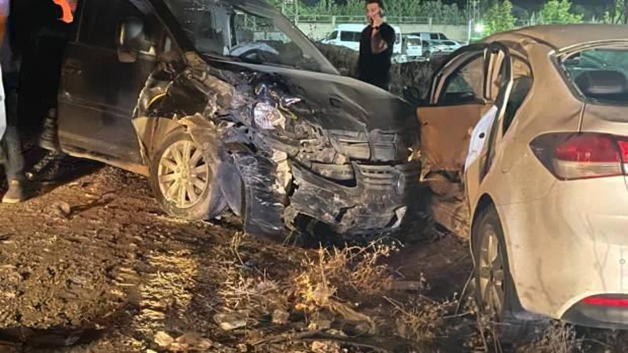 Batman’da hafif ticari araç ile otomobil çarpıştı: 8 yaralı