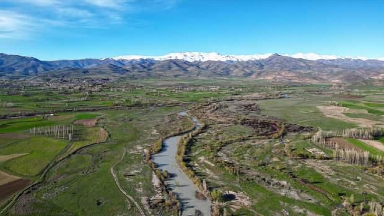 Bayburt'ta ilkbahar yağışları çiftçiye umut oldu