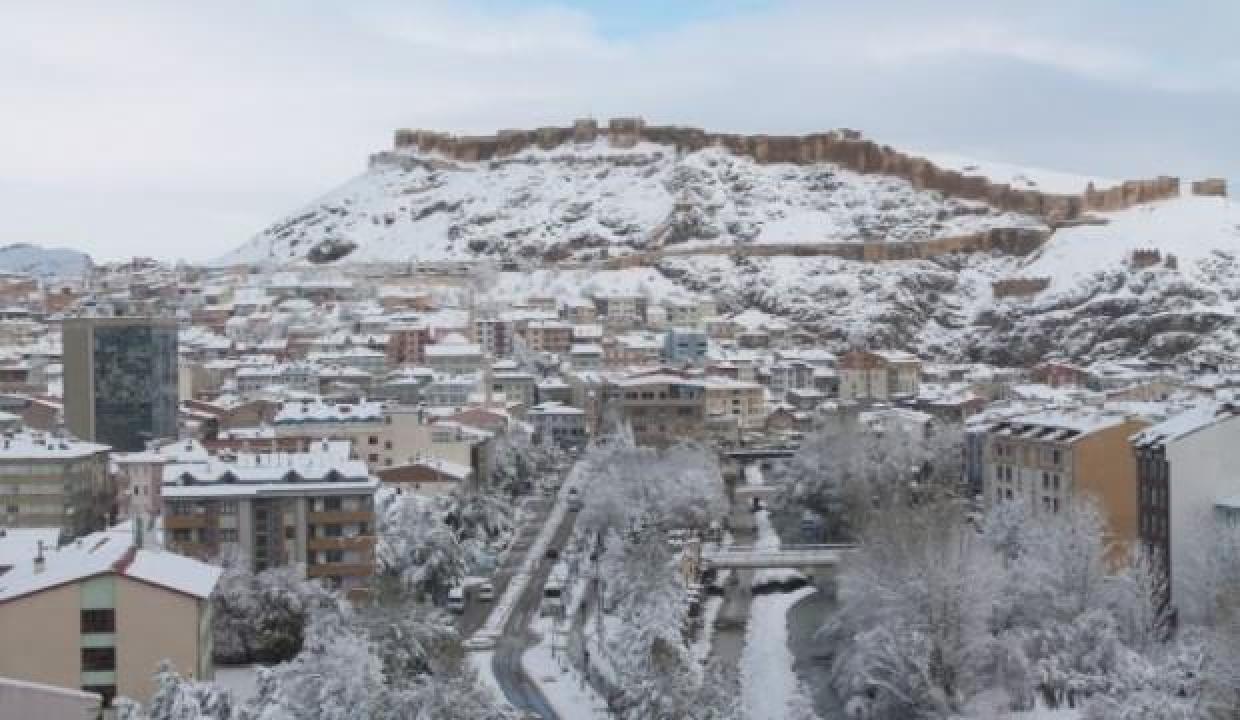 Bayburt'ta 'nisan karı' yağdı!