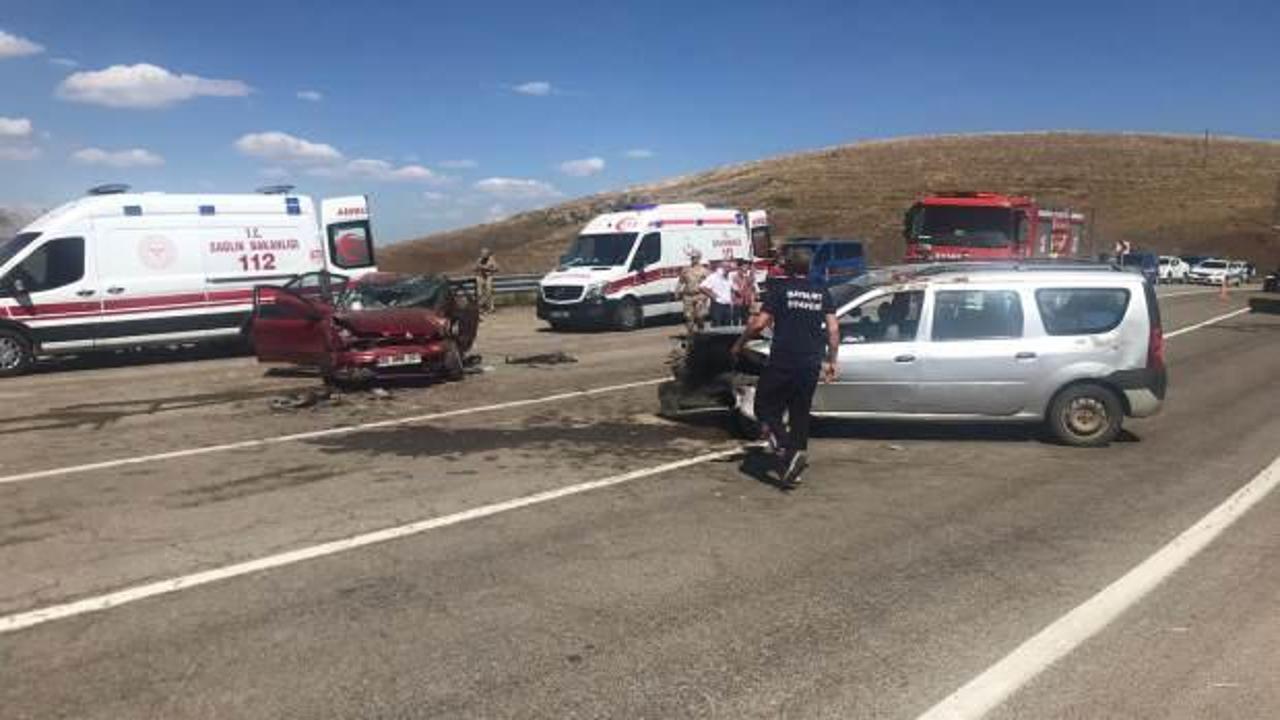 Bayburt'ta otomobil ile hafif ticari aracın çarpıştığı kazada 11 kişi yaralandı