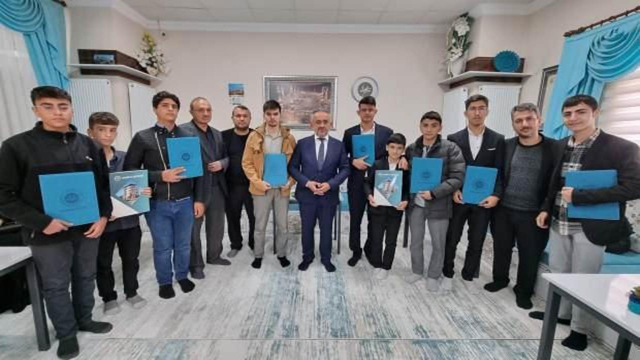 Bayburt'tan sevindiren haber: 16 öğrenciye hafızlık belgeleri takdim edildi