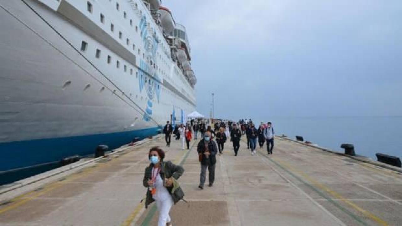 Bayramın ilk 2 günü Kuşadası'na denizden 4 bin 709 turist geldi