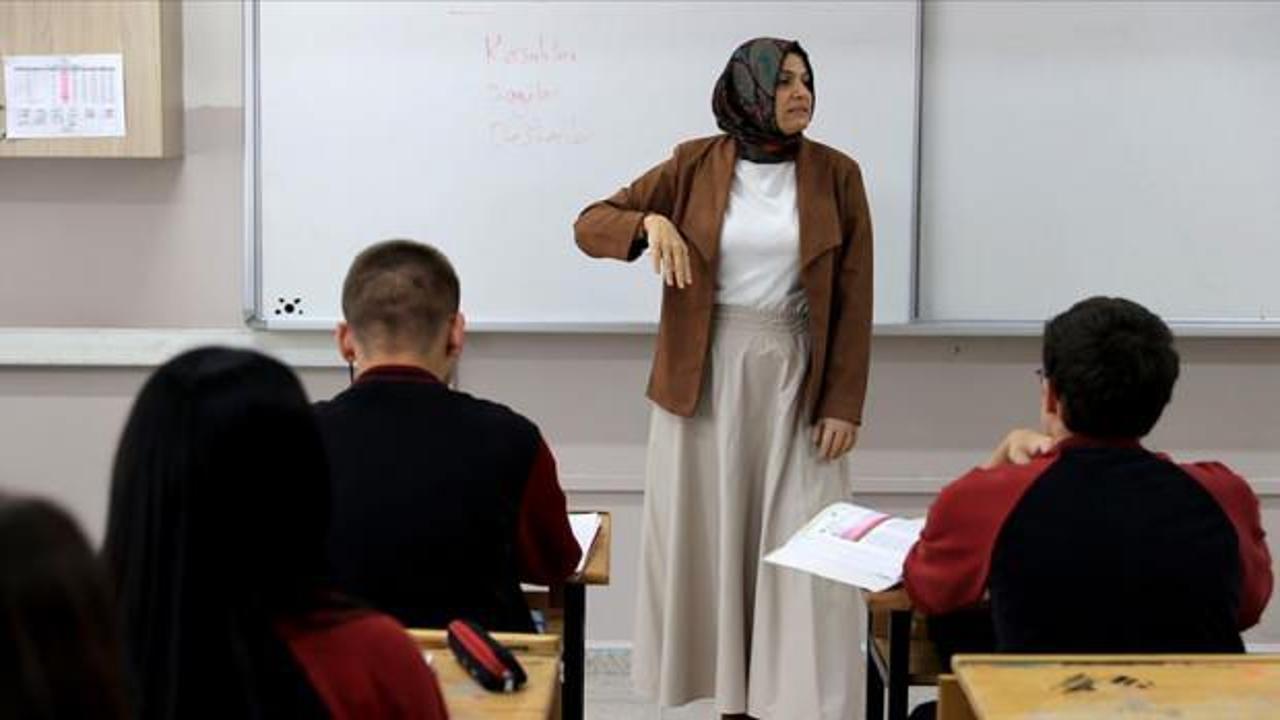 Bedensel engelli öğretmen öğrencilerine örnek oluyor!