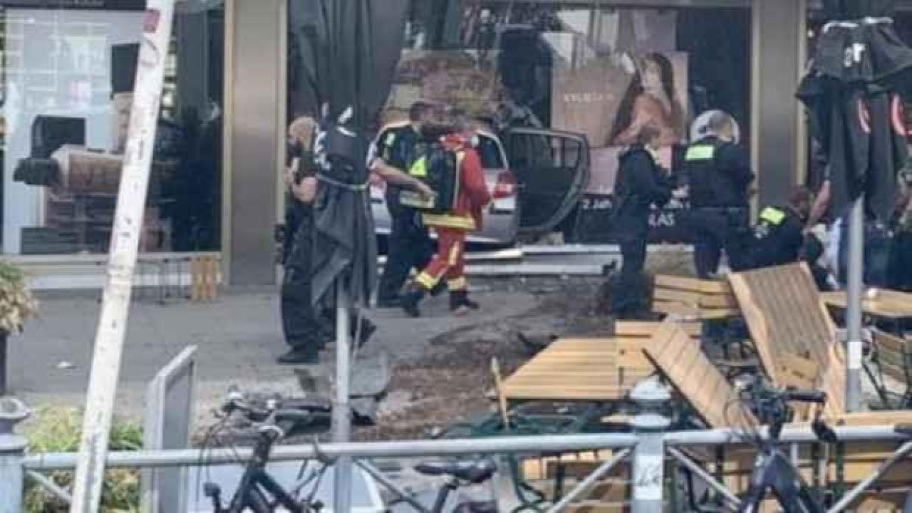 Berlin'de bir araç kafeye daldı