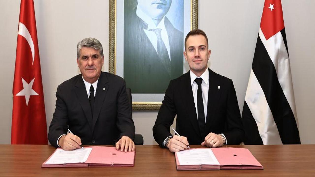 Beşiktaş, Mert Günok'un sözleşmesinin uzatıldığını açıkladı