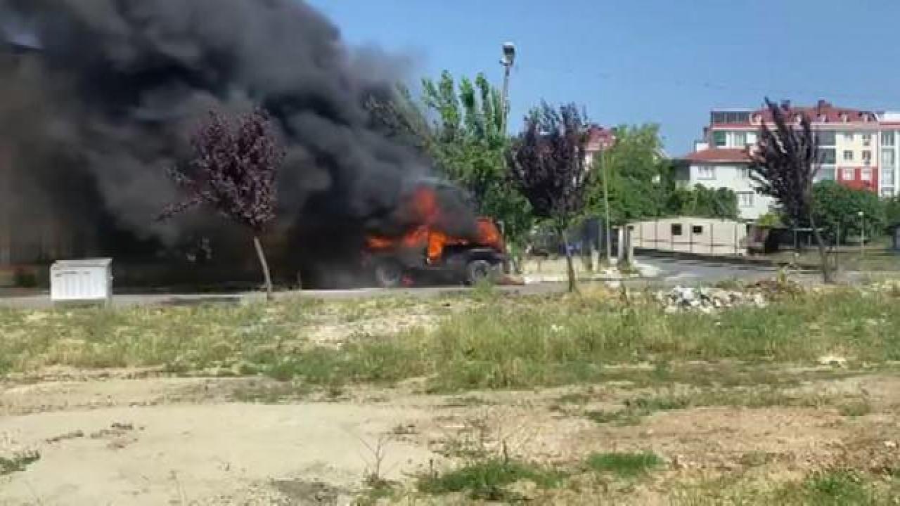 Beylikdüzü'nde cip alev alev yandı