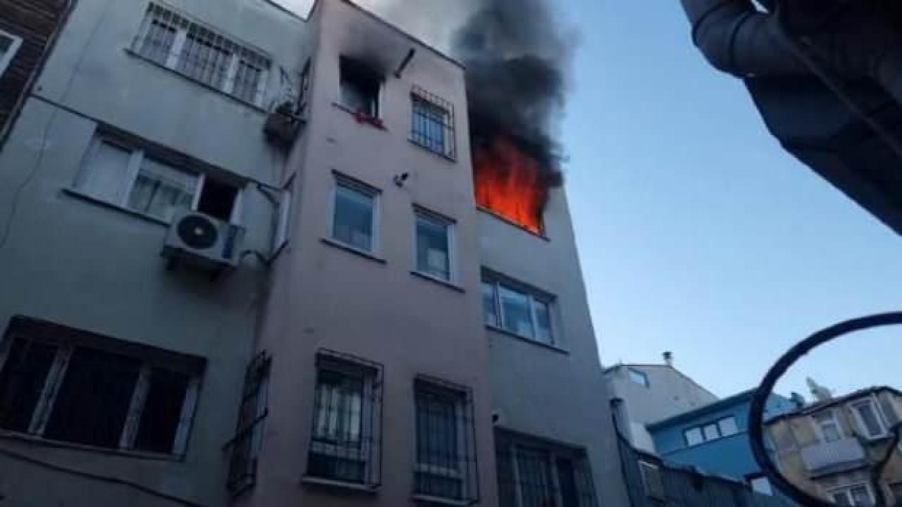 Beyoğlu'nda 4 katlı binada yangın