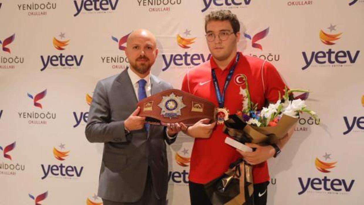 Bilal Erdoğan'dan dünya şampiyonuna plaket