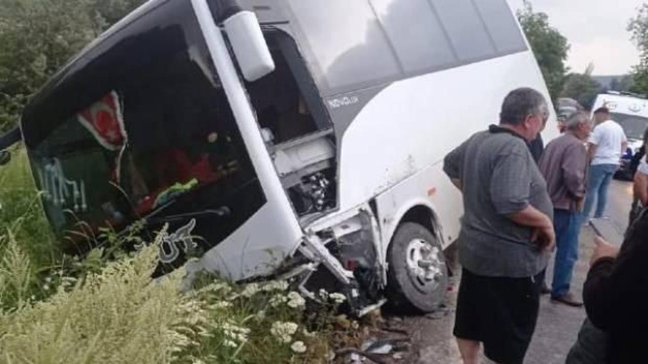 Bilecik’te midibüs ile otomobil çarpıştı: 11 yaralı