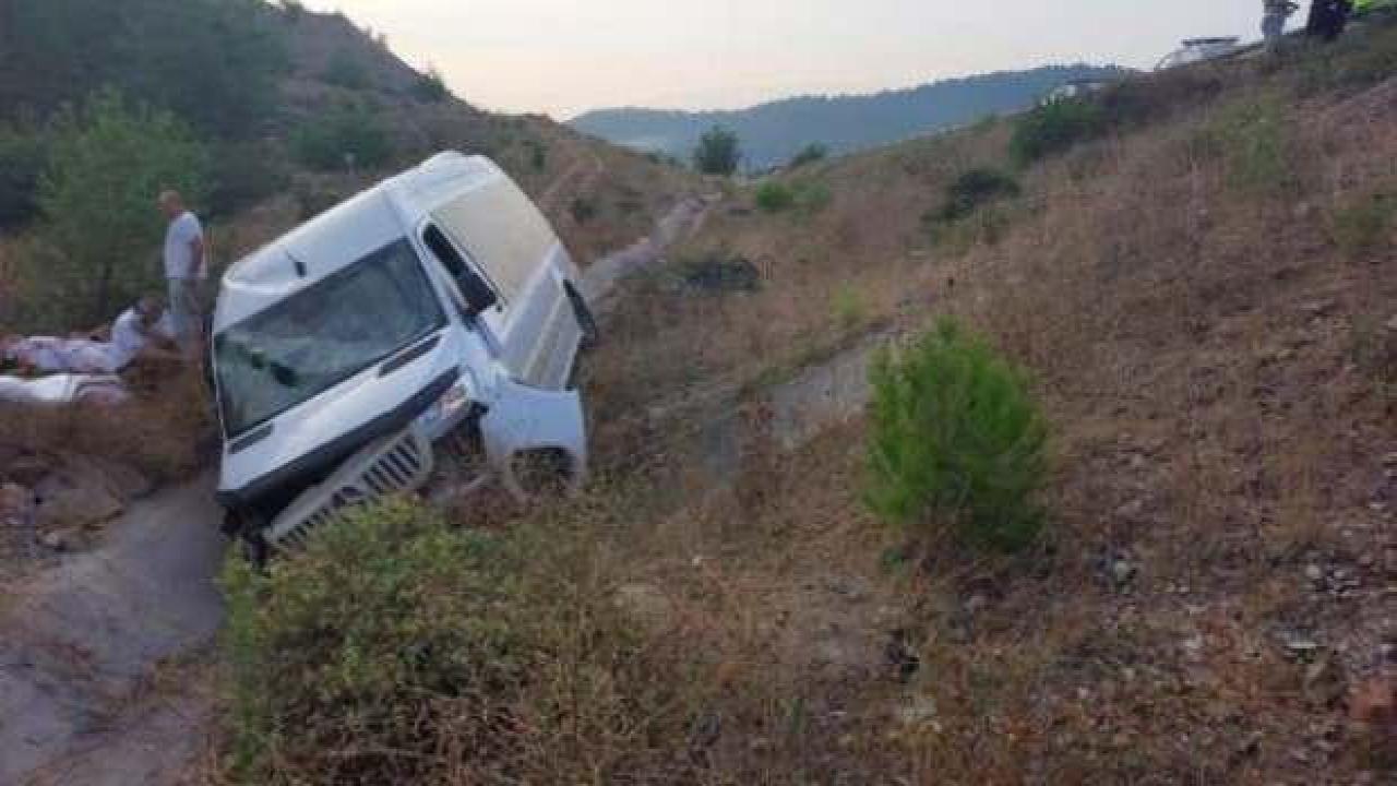 Bilecik'te minibüs, sulama kanalına devrildi: 2’si ağır 7 yaralı