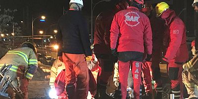 Bingöl SAR ekipleri, 7 kişiyi enkazdan sağ çıkardı