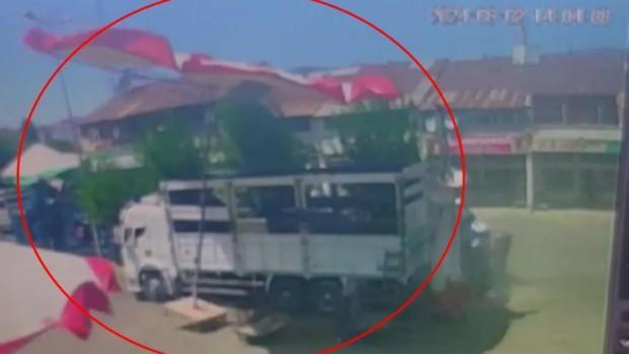 Bingöl’de iş yerinin önündeki şemsiyenin rüzgarda uçtuğu anlar kamerada