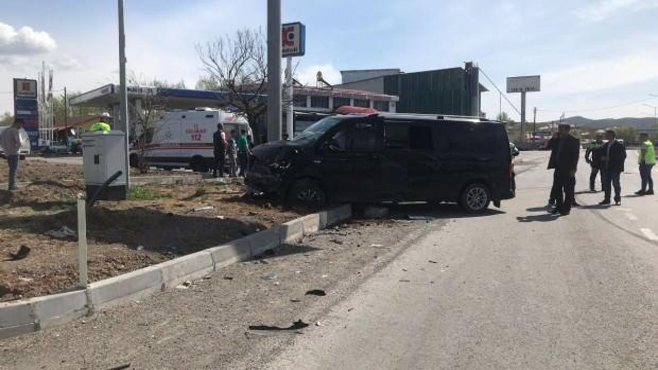 Bingöl'de minibüs ile hafif ticari araç çarpıştı: 15 yaralı