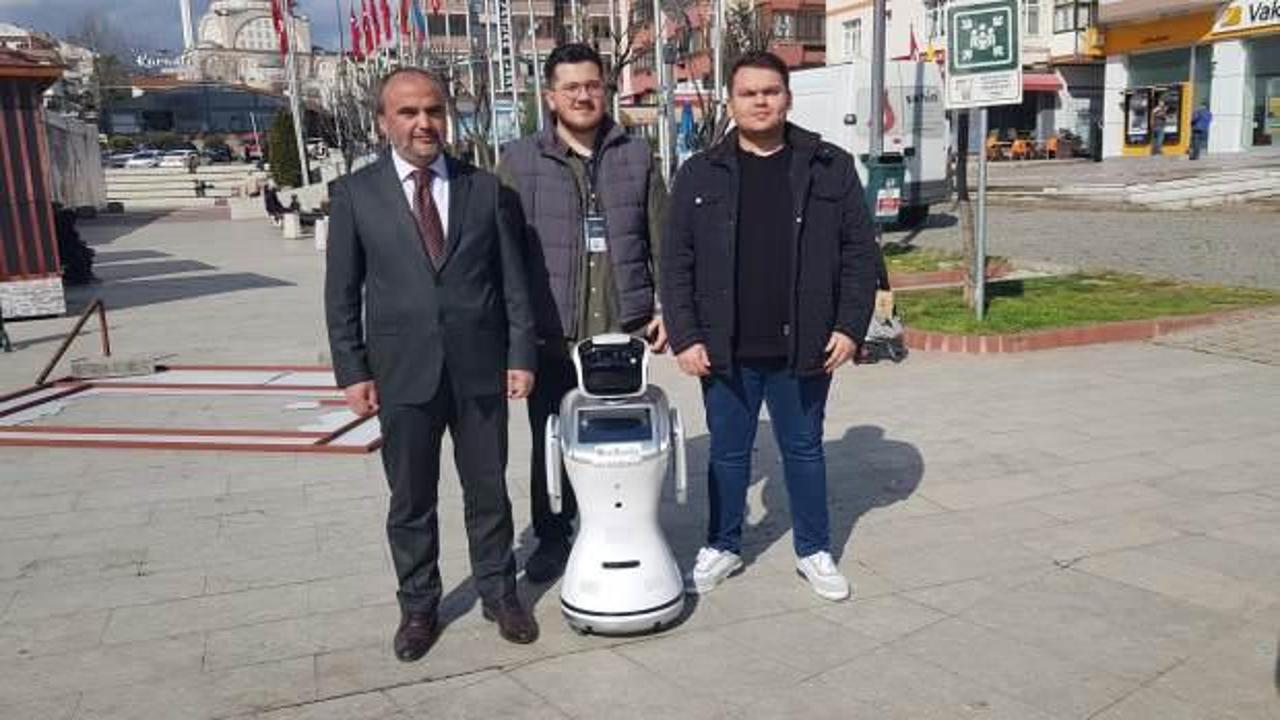 Bir şehir bunu konuşuyor! Vatandaşla görüşen robottan seçim anketi